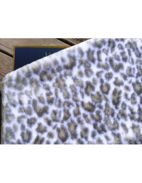 Umělá kožešina – metráž, plyš hladký, šedofialový gepard, vlas 8 mm, šíře 150 cm