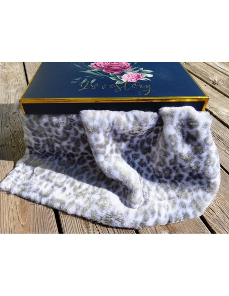 Plyšový čtverec 48 × 48 cm – šedofialový gepard, vlas 8 mm