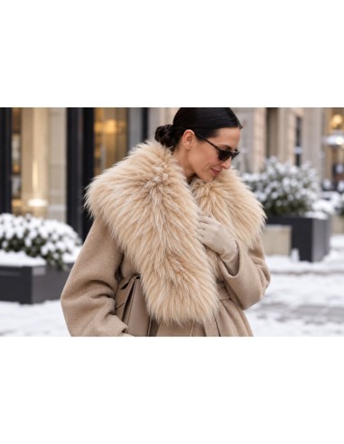 Béžová shaggy umělá kožešina 50 mm jako luxusní zimní šála na modelce
