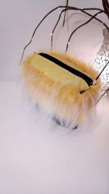 kabelka s kožešinovým lemem ze žlutého melíru, 90mm vlas